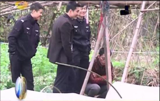 一個(gè)見(jiàn)習(xí)警官，一個(gè)二級(jí)警司，和一個(gè)便衣人員站在菜地里笑。