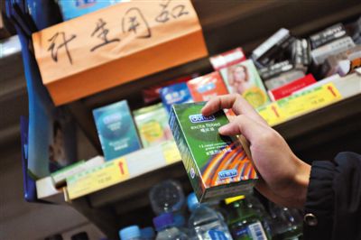 清苑路“世紀(jì)華聯(lián)超市清友園店”的貨架上，擺放著購(gòu)自網(wǎng)店的“高仿”避孕套。