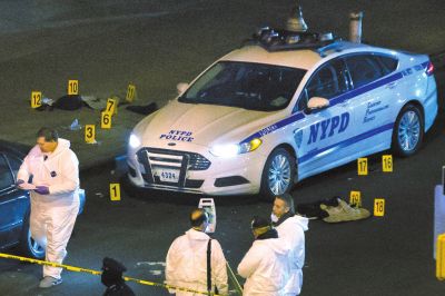 美國紐約兩名警察20日在巡邏車內(nèi)突遭槍擊身亡。紐約警察局長威廉·布拉頓說，槍手行兇后跑入附近一座地鐵站飲彈自盡，沒有跡象顯示這起血案與恐怖主義有關(guān)聯(lián)。