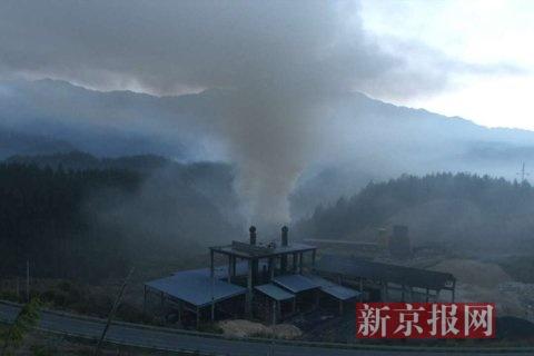 污染企業(yè)排放煙塵。當(dāng)?shù)鼐W(wǎng)友供圖