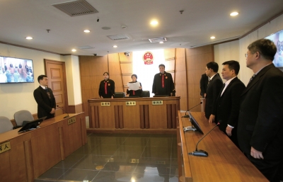 昨日，鄒恒甫及北大有關(guān)負(fù)責(zé)人并未到庭，圖為法官正在進(jìn)行宣判。