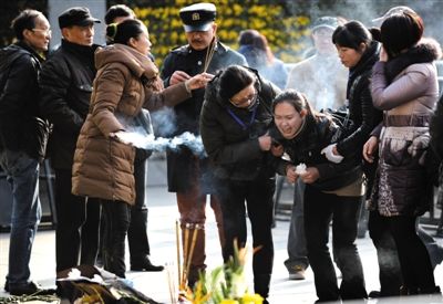 昨日，上海，外灘踩踏事件遇難者家屬來(lái)到事發(fā)地獻(xiàn)花祭奠。