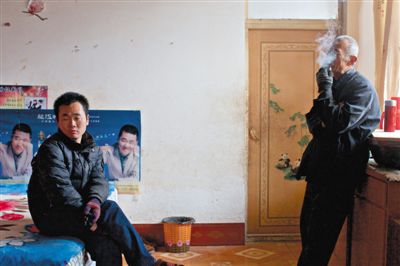 父親抽煙，兒子不語。逃跑的越南新娘，給袁迎賓父子帶來的是失落。新京報記者