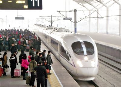 　2014年1月3日，江蘇徐州，旅客在等候乘坐京滬高鐵和諧號(hào)動(dòng)車組列車。圖/CFP