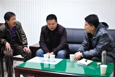 1月7日，陜西省榆林市，國家信訪局第五督查組成員王治鐸（右一）與兩名信訪人約談。 楊凱 攝