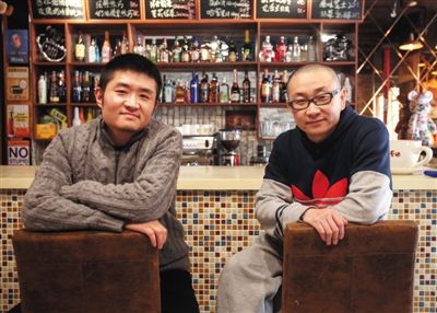 　14日，西安交通大學(xué)路66號(hào)公路咖啡館，苗阜（左）、王聲（右）兩位青年相聲演員今年將第一次登上春晚
