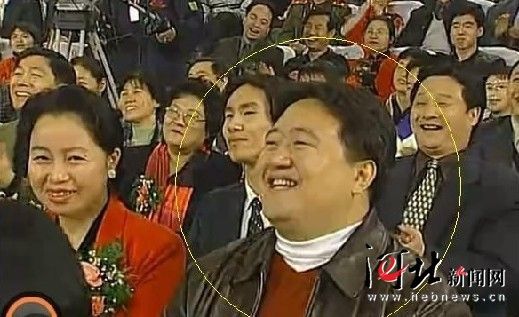 該名男子連續(xù)多年在春節(jié)晚會(huì)中出現(xiàn)，被網(wǎng)友稱為“十年最牛笑臉哥”。