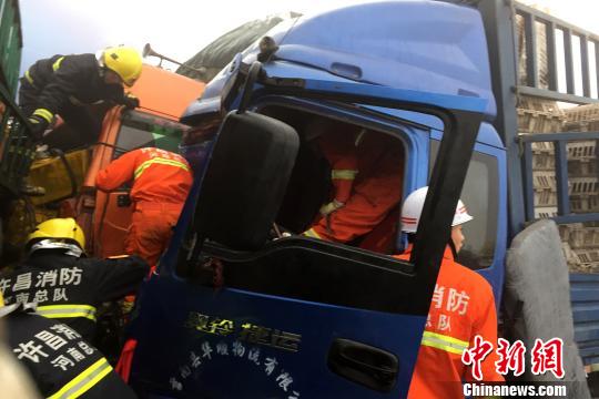 圖為21日，蘭南高速河南段21輛汽車發(fā)生連環(huán)相撞事故，消防人員對被困傷員進(jìn)行緊急救援?！」啤z