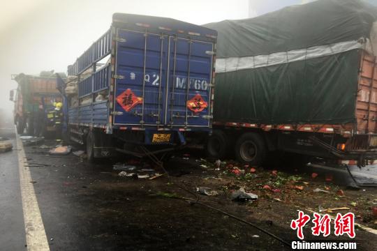 圖為21日，蘭南高速河南段車禍?zhǔn)鹿尸F(xiàn)場一片狼藉?！」啤z