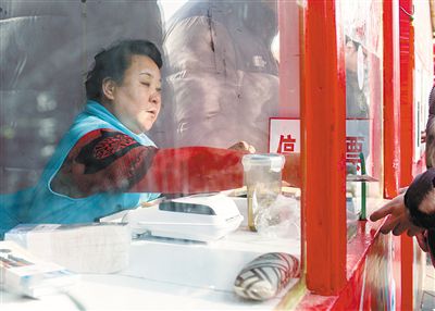 龍?zhí)稄R會售票員呂秀珍。新京報(bào)記者