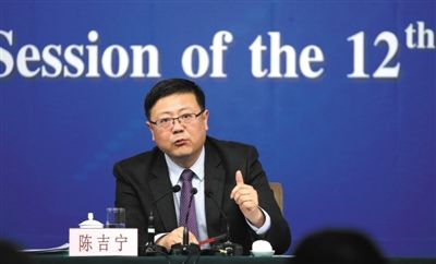 昨日，十二屆全國人大三次會議新聞中心，環(huán)保部部長陳吉寧回答中外記者提問。新京報記者 陳杰 攝