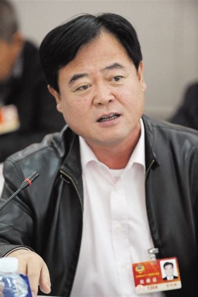 　政協(xié)委員、中國通用技術集團董事長賀同新稱，按照2014年的數(shù)字，他的薪水下降了近50%。圖/CFP