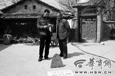 昨日，商洛市博物館工作人員（左）向李老漢講解最近出臺(tái)的《陜西省群眾保護(hù)文物獎(jiǎng)勵(lì)辦法》