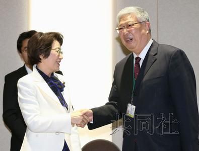 3月15日下午，日本防災擔當相山谷惠理子與中國民政部長李立國（右）會談。
