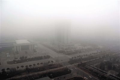 昨日，連云港市贛榆區(qū)14層高樓上拍攝的大霧天氣。當日，江蘇省多地出現(xiàn)大霧天氣。新華社發(fā)