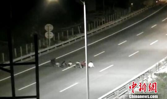 孩子們將高速公路當成跑道賽跑?！【焦﹫D　攝