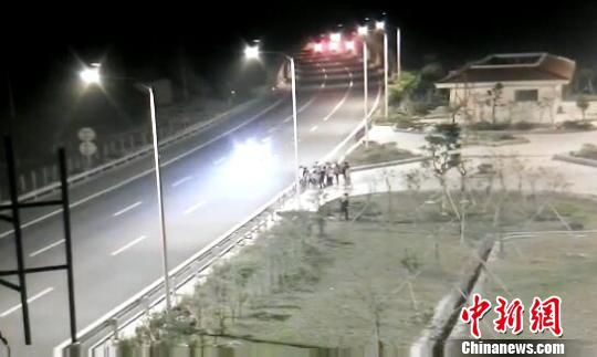 看到車輛經過，孩子們便急忙跑到一旁的花圃上?！【焦﹫D　攝
