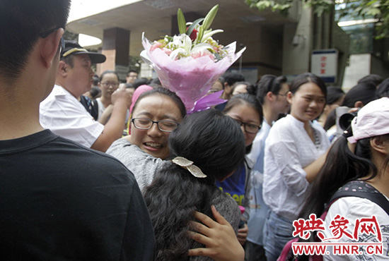 沖向你，給你一個深情的擁抱。