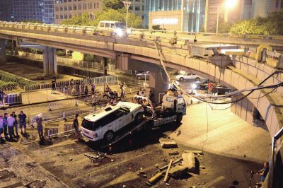 路虎車被扶正后，救援車將其拖離現場。