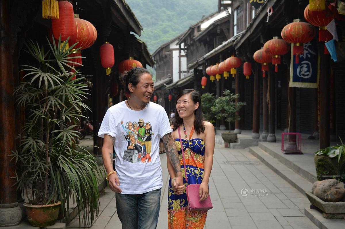 圖為7月20日，顧少強和老公于夫在成都街子古鎮(zhèn)，兩人剛于7月6日登記結(jié)婚。王勤/CFP