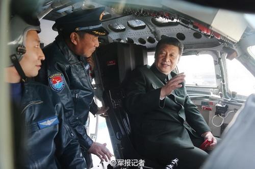 2015年2月16日，習(xí)近平登上戰(zhàn)機(jī)，坐進(jìn)駕駛艙，了解裝備性能，體驗(yàn)操作使用。