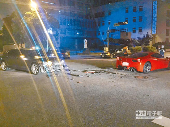 圖為車號(hào)8889的法拉利（右）和車號(hào)9888的賓利車（左）發(fā)生擦撞，法拉利車身嚴(yán)重?fù)p毀。