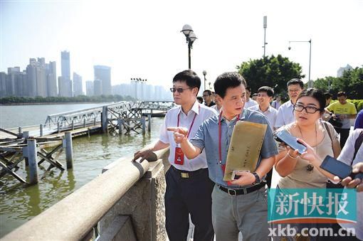 人大代表們?cè)谥榻叕F(xiàn)場(chǎng)調(diào)研。