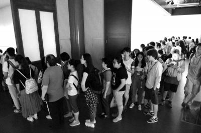 眾人排起長隊(duì)等待觀看中國第一畫《清明上河圖》。