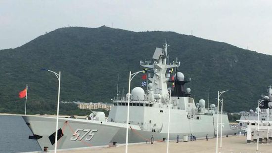 中國海軍艦艇編隊12日上午從三亞起航，參加“和平友誼-2015”中馬兩軍首次實兵聯(lián)演。