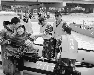 5日，廣東江門(mén)市邊防官兵解救被洪水圍困的群眾。 廖 鍵攝（人民視覺(jué)）