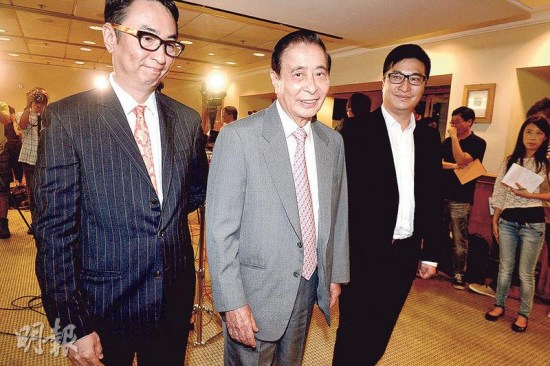 四叔李兆基（中）、長子李家杰（左）及次子李家誠