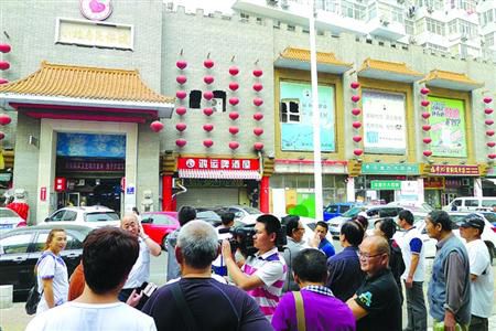 青島宰客海鮮店成“景點”，游人“參觀”拍照。