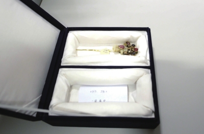 存放于匣內(nèi)的金簪華美依舊。