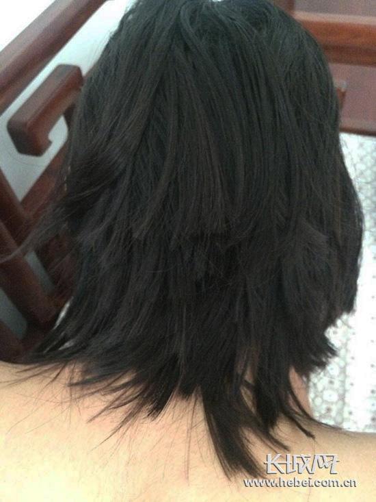 唐山市第六十二中學(xué)高一女生王某被老師剪得七零八碎的頭發(fā)。學(xué)生家長(zhǎng)陳女士/供圖
