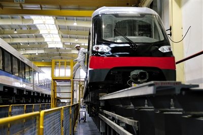 12月8日，工程技術人員在長沙調(diào)試磁浮列車。
