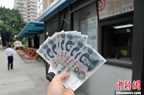 “如果是千元左右的跨行轉(zhuǎn)賬，都會(huì)先充值到支付寶，然后再轉(zhuǎn)到相應(yīng)銀行賬戶中”，肩負(fù)3000多元月供的北京白領(lǐng)小李告訴中新網(wǎng)記者，這樣操作起來(lái)方便、省時(shí)，還免去下載好幾個(gè)銀行客戶端的麻煩。