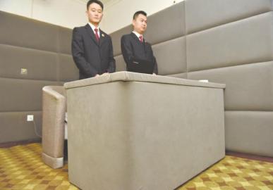 審訊室、居住室內(nèi)的桌椅板凳都進行了軟包。