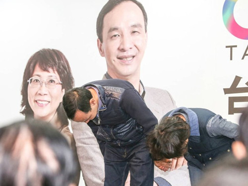 國民黨明天下午將召開臨時中常會，決定由誰擔任代理主席。圖為朱立倫與王如玄上午到競選總部，向支持自己競選的志工們一一致意，感謝他們的陪伴。圖片來源：臺灣《聯(lián)合報》