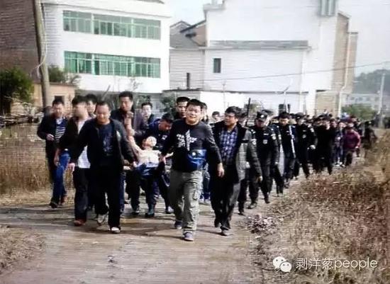 聶露勇被抓獲時(shí)畫(huà)面。