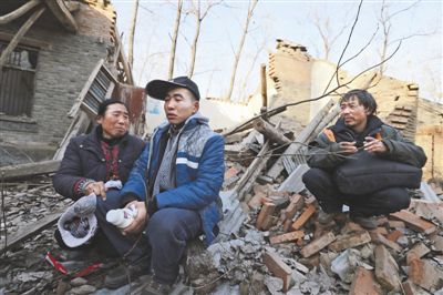 2014年1月，取保候?qū)彽乃螤幑夂透改缚粗鴼垟〉姆孔?，默默流淚