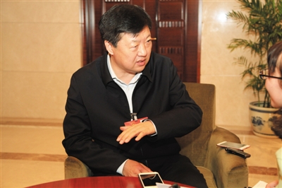 昨日下午，全國(guó)人大代表、哈爾濱市長(zhǎng)宋希斌在駐地接受新京報(bào)記者專(zhuān)訪。張磊 攝