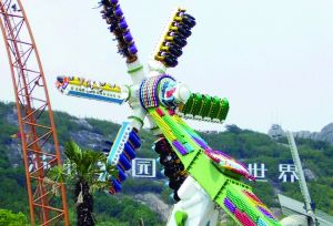 3月28日零點剛過幾分鐘，上海迪士尼6月16日開園日的門票就宣告售罄，巨大的訪問量一度導致票務(wù)系統(tǒng)出現(xiàn)間歇性故障，被網(wǎng)友調(diào)侃“激烈程度堪比春運”。網(wǎng)上甚至有“黃?！睂⒁粡堥_園門票炒到幾千元。
