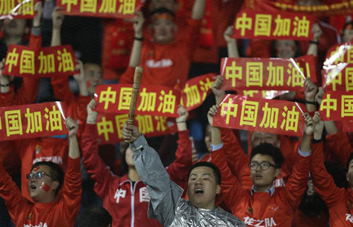 中國隊(duì)球迷在看臺(tái)上為球隊(duì)加油。新華社發(fā)