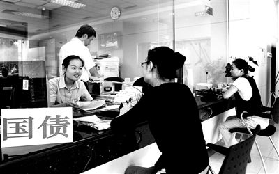 由于網(wǎng)銀和柜臺(tái)同時(shí)開售，部分銀行網(wǎng)點(diǎn)甚至來(lái)不及賣出一筆就發(fā)現(xiàn)額度全部被搶光供圖/視覺中國(guó)