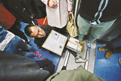 在賣藝時(shí)，李大鵬會(huì)把判決結(jié)果掛在胸前