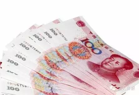 按照4月1日起上海執(zhí)行的月最低工資標(biāo)準(zhǔn)2190元計算，勞動者在5月1日當(dāng)天加班，每天的加班工資至少有302元。如果3天都加班、不調(diào)休，加班工資至少有704元。