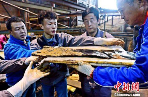 圖為南昌西漢?；韬钅怪鳂∈铱脊虐l(fā)掘現(xiàn)場出土了一組漆器“屏風(fēng)”?！」?攝