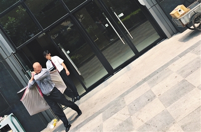 昨日11時(shí)許，新華聯(lián)國(guó)際公寓門口，一男子將電視等賭具轉(zhuǎn)移，后被警方控制