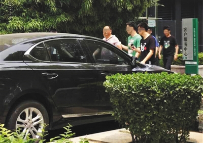 昨日下午，北京警方從新華聯(lián)國(guó)際公寓內(nèi)帶出一名男子
