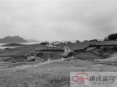 10日，約30輛自駕車被困在長(zhǎng)壽湖的這片湖灘上。